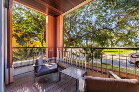 Elegante apartamento T2 com terraços em condomínio com piscina em Vilamoura