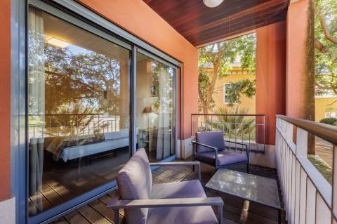 Elegante apartamento T2 com terraços em condomínio com piscina em Vilamoura