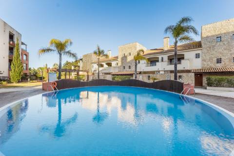 Elegante apartamento T2 com terraços em condomínio com piscina em Vilamoura