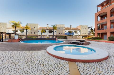 Elegante apartamento T2 com terraços em condomínio com piscina em Vilamoura