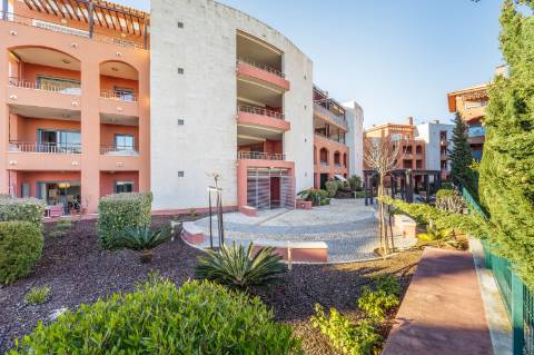 Elegante apartamento T2 com terraços em condomínio com piscina em Vilamoura