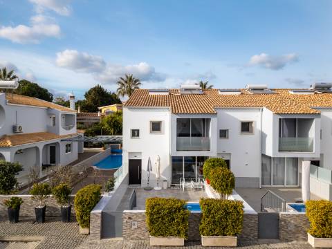 Espetacular moradia geminada V3 - Branqueira