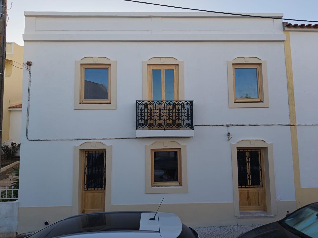 Casa geminada V5 em renovação - Armação de pera