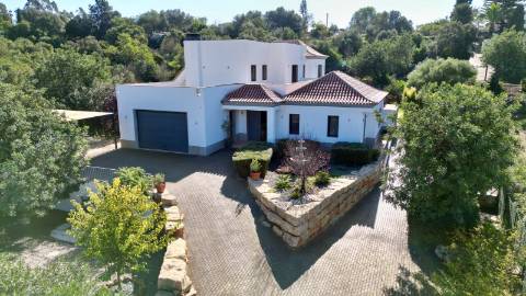 Magnífica Moradia Contemporânea com piscina, entre Loulé e Quinta do Lago