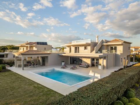 Moradia de exceção com piscina e vista para o golfe, num complexo prestigiado e seguro