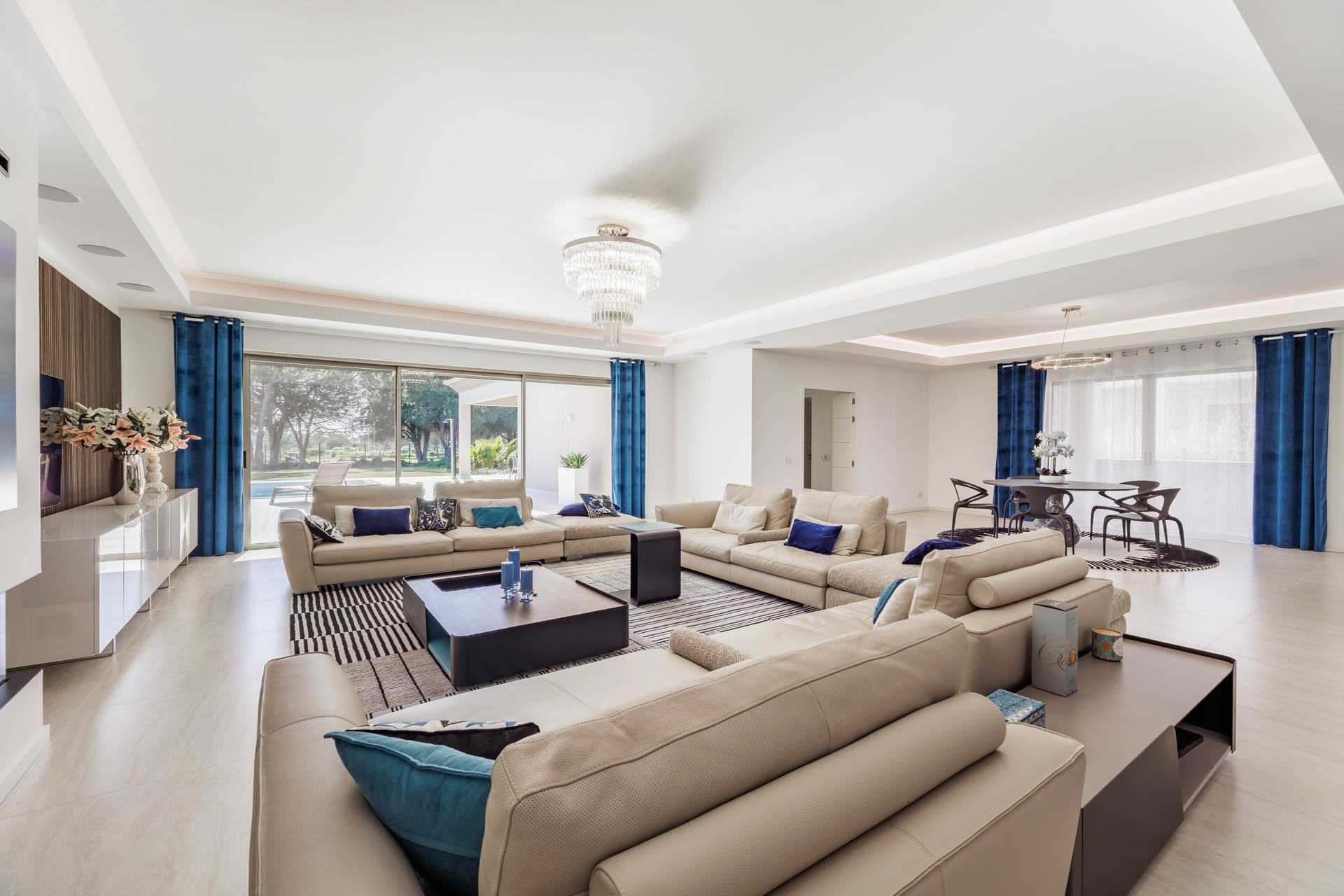 Moradia de exceção com piscina e vista para o golfe, num complexo prestigiado e seguro