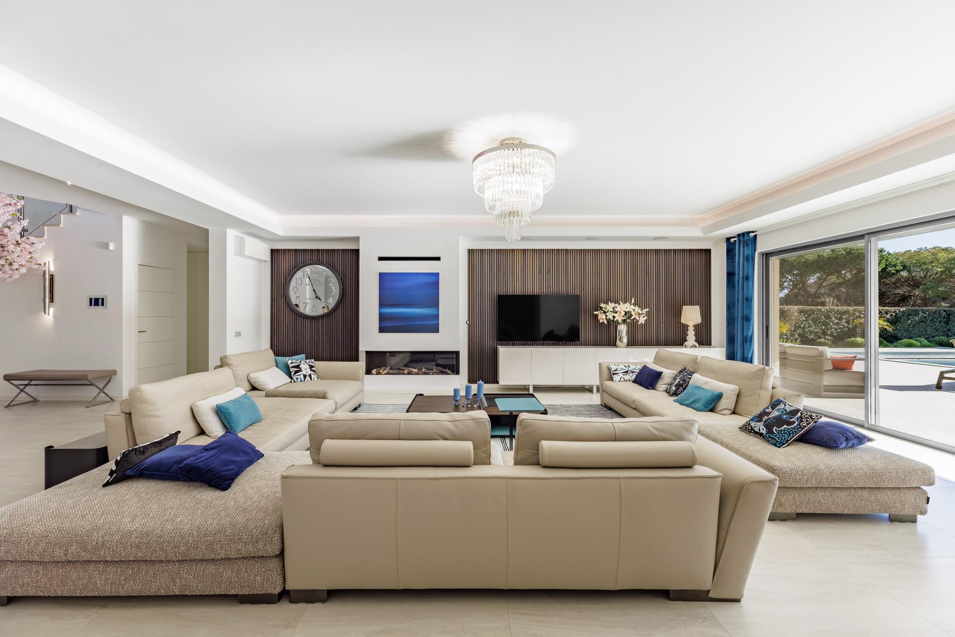 Moradia de exceção com piscina e vista para o golfe, num complexo prestigiado e seguro