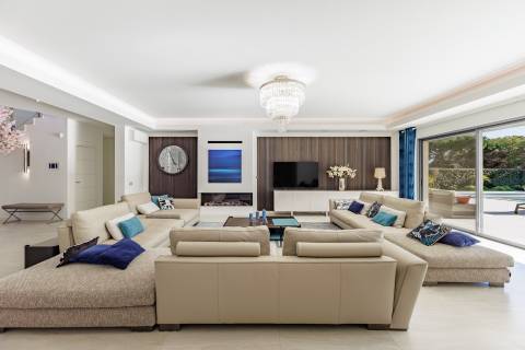 Moradia de exceção com piscina e vista para o golfe, num complexo prestigiado e seguro