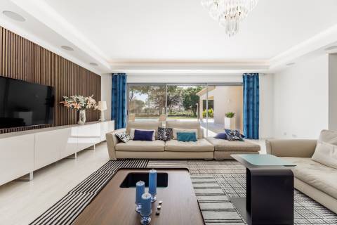 Moradia de exceção com piscina e vista para o golfe, num complexo prestigiado e seguro