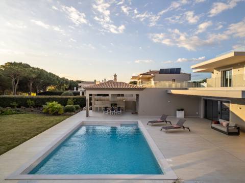 Moradia de exceção com piscina e vista para o golfe, num complexo prestigiado e seguro