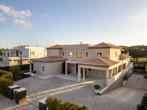 Moradia de exceção com piscina e vista para o golfe, num complexo prestigiado e seguro