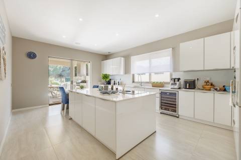 Moradia de exceção com piscina e vista para o golfe, num complexo prestigiado e seguro