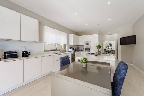 Moradia de exceção com piscina e vista para o golfe, num complexo prestigiado e seguro