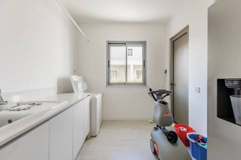 Moradia de exceção com piscina e vista para o golfe, num complexo prestigiado e seguro