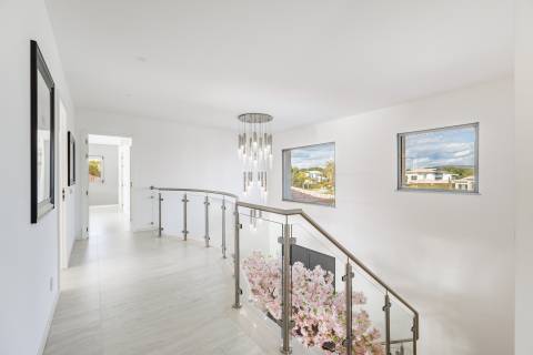 Moradia de exceção com piscina e vista para o golfe, num complexo prestigiado e seguro