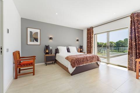 Moradia de exceção com piscina e vista para o golfe, num complexo prestigiado e seguro