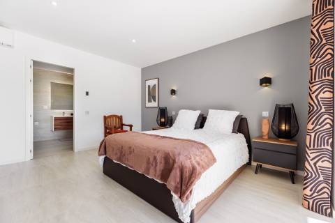 Moradia de exceção com piscina e vista para o golfe, num complexo prestigiado e seguro