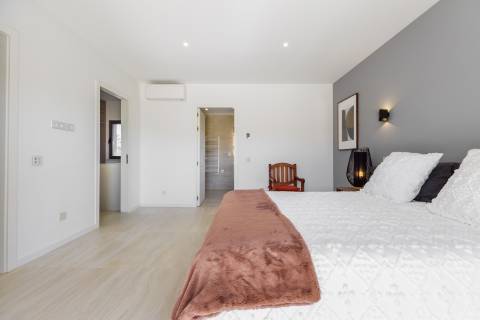 Moradia de exceção com piscina e vista para o golfe, num complexo prestigiado e seguro