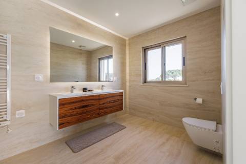 Moradia de exceção com piscina e vista para o golfe, num complexo prestigiado e seguro