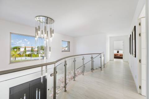 Moradia de exceção com piscina e vista para o golfe, num complexo prestigiado e seguro