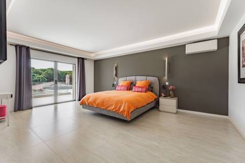 Moradia de exceção com piscina e vista para o golfe, num complexo prestigiado e seguro