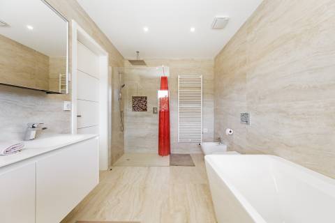 Moradia de exceção com piscina e vista para o golfe, num complexo prestigiado e seguro