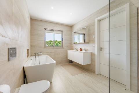 Moradia de exceção com piscina e vista para o golfe, num complexo prestigiado e seguro