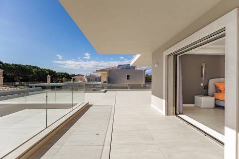 Moradia de exceção com piscina e vista para o golfe, num complexo prestigiado e seguro