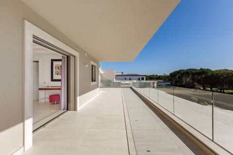 Moradia de exceção com piscina e vista para o golfe, num complexo prestigiado e seguro