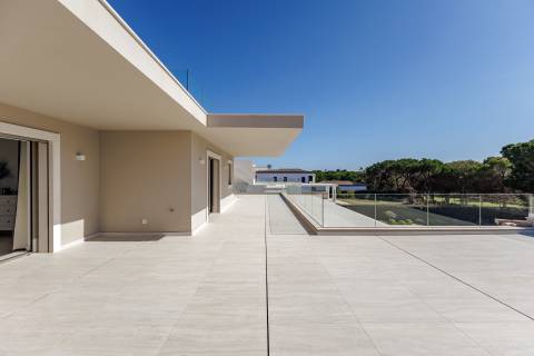 Moradia de exceção com piscina e vista para o golfe, num complexo prestigiado e seguro