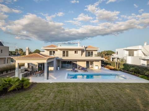 Moradia de exceção com piscina e vista para o golfe, num complexo prestigiado e seguro