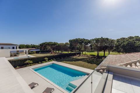 Moradia de exceção com piscina e vista para o golfe, num complexo prestigiado e seguro