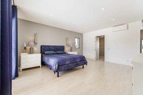 Moradia de exceção com piscina e vista para o golfe, num complexo prestigiado e seguro