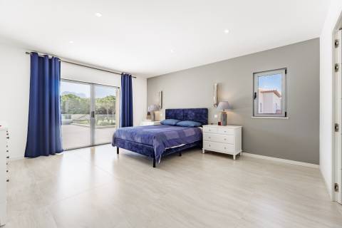 Moradia de exceção com piscina e vista para o golfe, num complexo prestigiado e seguro