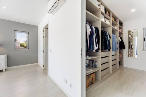 Moradia de exceção com piscina e vista para o golfe, num complexo prestigiado e seguro