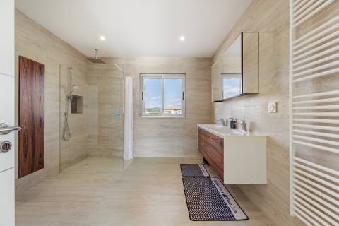 Moradia de exceção com piscina e vista para o golfe, num complexo prestigiado e seguro