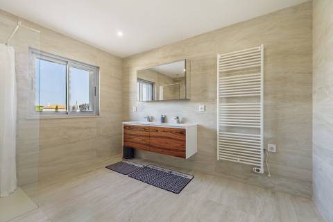 Moradia de exceção com piscina e vista para o golfe, num complexo prestigiado e seguro