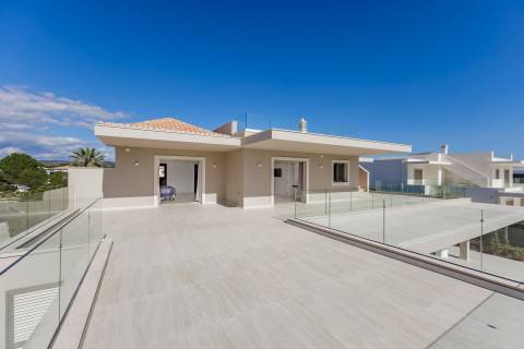 Moradia de exceção com piscina e vista para o golfe, num complexo prestigiado e seguro