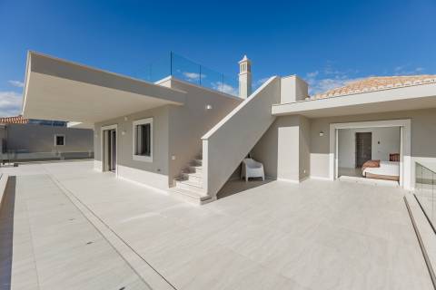 Moradia de exceção com piscina e vista para o golfe, num complexo prestigiado e seguro