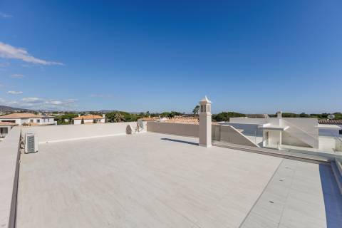 Moradia de exceção com piscina e vista para o golfe, num complexo prestigiado e seguro