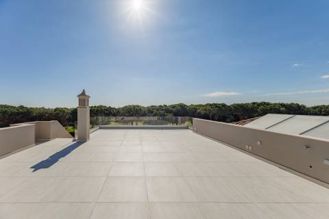 Moradia de exceção com piscina e vista para o golfe, num complexo prestigiado e seguro