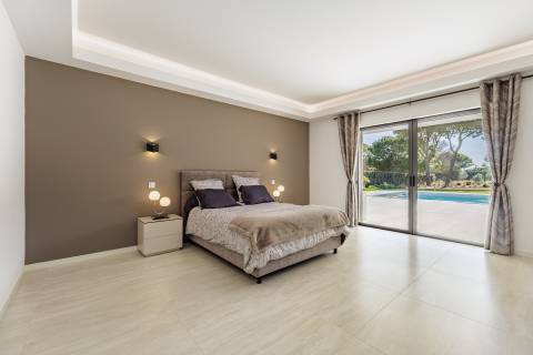 Moradia de exceção com piscina e vista para o golfe, num complexo prestigiado e seguro