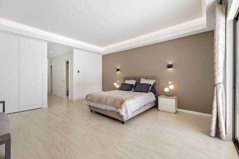 Moradia de exceção com piscina e vista para o golfe, num complexo prestigiado e seguro