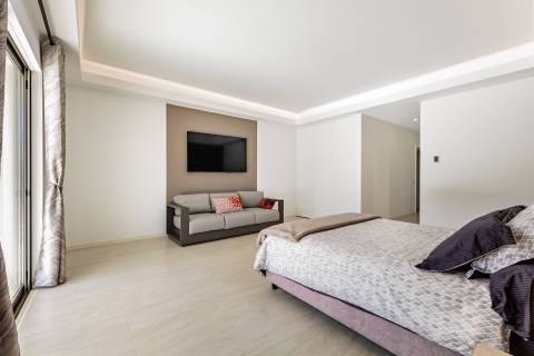 Moradia de exceção com piscina e vista para o golfe, num complexo prestigiado e seguro