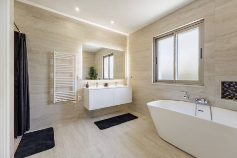 Moradia de exceção com piscina e vista para o golfe, num complexo prestigiado e seguro