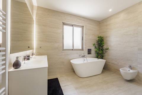 Moradia de exceção com piscina e vista para o golfe, num complexo prestigiado e seguro