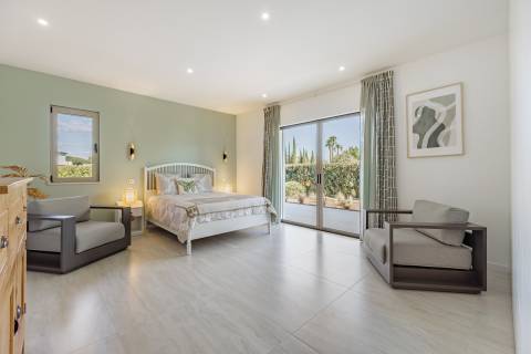 Moradia de exceção com piscina e vista para o golfe, num complexo prestigiado e seguro