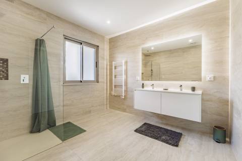 Moradia de exceção com piscina e vista para o golfe, num complexo prestigiado e seguro