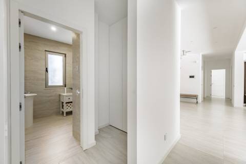 Moradia de exceção com piscina e vista para o golfe, num complexo prestigiado e seguro