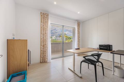 Moradia de exceção com piscina e vista para o golfe, num complexo prestigiado e seguro